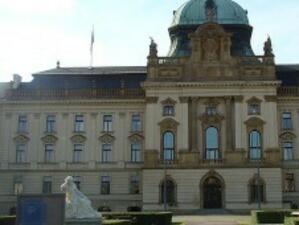 Чешкото правителство оцеля при вот на недоверие в парламента