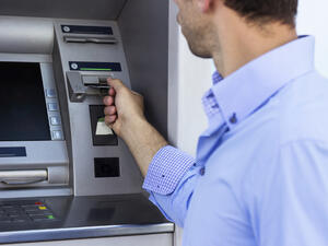 Българите все повече разчитат на банкомата 