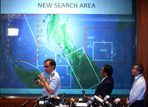 Разширяват зоната на издирване на изчезналия малайзийски самолет
