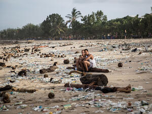 Какво се случва с изхвърлените по бреговете пластмасови боклуци?