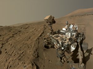 Марсоходът „Кюриосити“ отбеляза първата си година на Марс със селфи