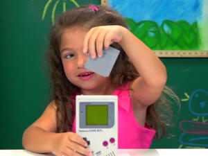 Реакцията на дечица към Game Boy е жестоко напомняне, че си стар и смъртта е неизбежна (ВИДЕО)