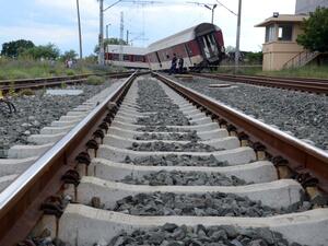 Човешка грешка е най-вероятната причина за дерайлиралия влак (СНИМКИ)