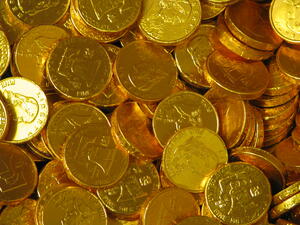 Цената на златото се задържа под 1 300 долара