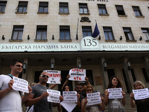 Вложители в КТБ отново протестираха и поискаха отваряне на банката