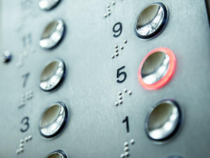 Въвеждат спешен телефон при засядане в асансьор