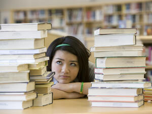 Ученическите пособия излизат по-евтино в интернет и малките книжарници