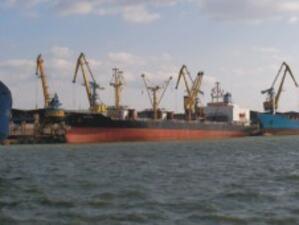 Пристанище Бургас затворено заради силен вятър