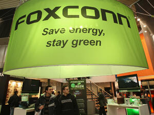 Производителят на iPhone – Foxconn, ще продава електромобили за 15 хил. долара