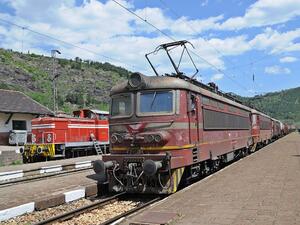 Дим в локомотива забави с близо два часа бързия влак от Бургас за София