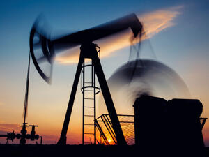 Лекият суров петрол се търгува под 75 долара за барел