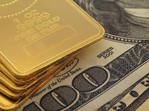 Златото се задържа под 1200 долара