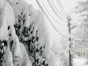 Все още над 400 населени места са без ток заради снега