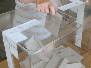 Жителите на Сърница гласуват на първите местни избори в общината