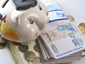 Близо половината българи живеят с пари до размера на минималната работна заплата