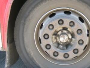 Проверяват гумите на тежкотоварните камиони и автобусите