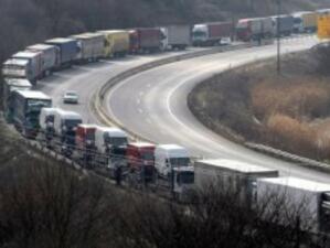 Продължават блокадите на превозвачи срещу закона за либерализация на превозите в Гърция