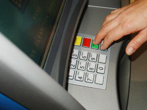 Гърция няма да слага ограничение за тегленето на пари от банкомати за чужденци