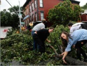 Силна буря остави без ток хиляди жители на Ню Йорк