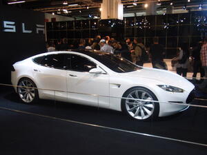 10 коли, които са по-бързи от състезателната версия на Tesla Model S
