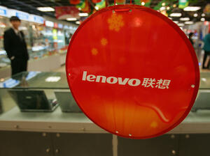 Печалбата на Lenovo се сви наполовина