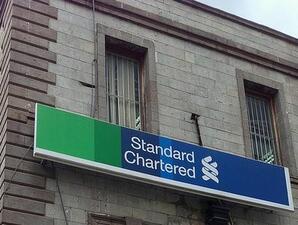 Печалбата на Standard Chartered се срина с 60% през първото тримесечие