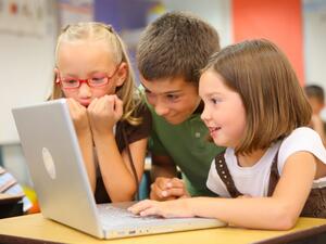 Българските деца прекарват 80% от времето си в интернет