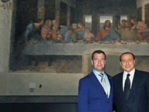 Порицаха Берлускони заради снимка пред "Тайната вечеря"