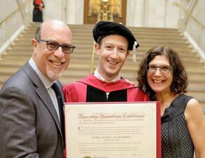 Зукърбърг най-сетне се дипломира 