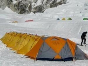 Спасиха близо 2500 туристи в района на връх Еверест