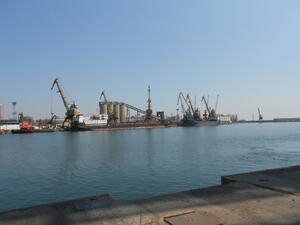 Днес излизат пробите за мръсотията в морето край Бургас