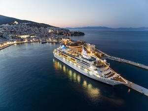 Остров Санторини сложи лимит на туристите от круизите