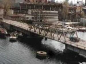 Варненски мост се срути и повлече цистерна
