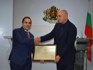 Министър Караниколов връчи сертификат за инвестиция клас А на „Акронис България“