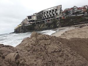 Почти премахната е вече пясъчната дига на Централния плаж в старата част на Созопол