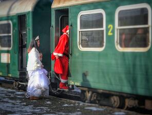Дядо Коледа и Снежанка се качват на теснолинейката „Родопи“