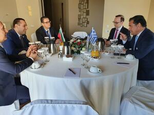 Министър Караниколов и гръцкият му колега обсъдиха активизирането на икономическото сътрудничество