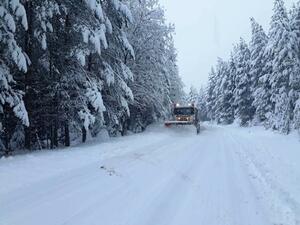 Близо 400 машини почистват пътищата в районите със снеговалеж