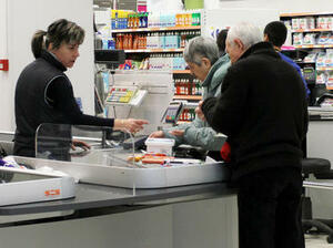 Супермаркетите: "Зелените коридори" за възрастните увеличават риска от заразяване