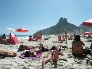 Тълпи от туристи обсадиха плажовете в Рио де Жанейро