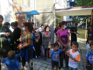 Ромите се ослушват за ваксините, питат за пари