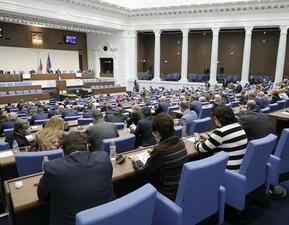 Депутатите гласуват вота на недоверие срещу кабинета "Денков"