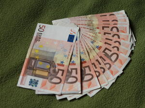 Еврото се задържа под 1,07 долара