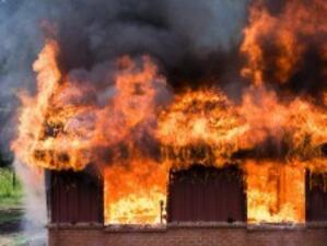 Пожар изпепели заведение в Бургас, собственикът чупи телевизионна камера