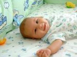 ЕК предупреждава за опасността от шнурчета и въжета по бебешките дрехи