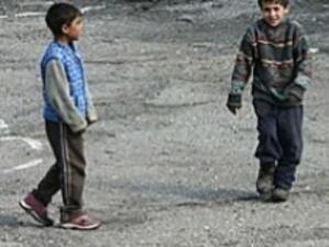 6 малки деца изоставени в центъра на Несебър