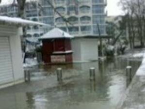 БАН: Хотелите край морето са наводнени заради неправилно строителство