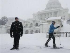 Снежна буря спря работата на Конгреса, отложени са полети в САЩ