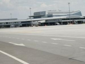 Товарен самолет кацна аварийно на Летище София