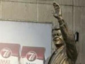 Бил Клинтън откри собствената си статуя в Прищина